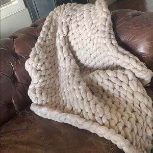 Chunky Nublado Throw in Dolce Cream